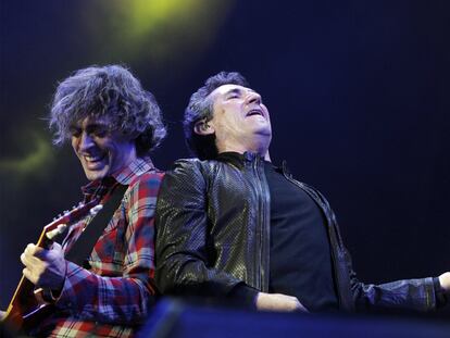 Miguel Ríos y uno de los miembros de su banda, ayer en el arranque del concierto en Granada.