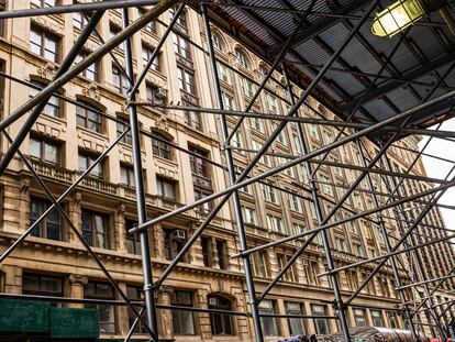 Un edificio en Nueva York rodeado de andamios, parte del paisaje de metal y madera que recubre la metrópolis.