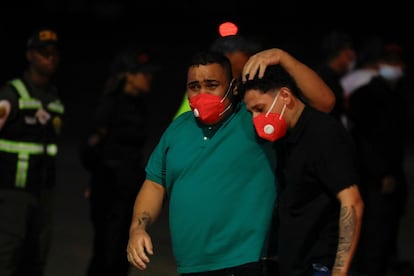 Venezolanos detenidos en El Salvador caminan juntos tras desembarcar de un avión en Maiquetía, Venezuela.
