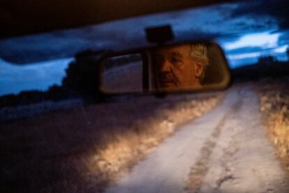 Jorge Izquierdo, conduciendo por el campo al final de la jornada.