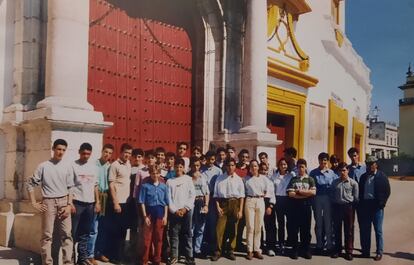 Primera promoción de alumnos de la Escuela de Tauromaquia de Sevilla, junto a la Puerta del Príncipe de La Maestranza.