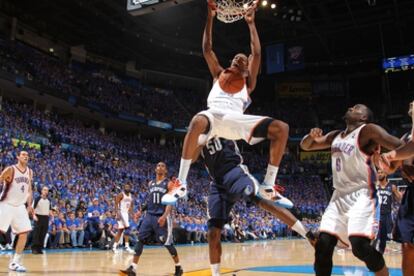 Kevin Durant hace un mate durante el séptimo partido de las semifinales de la Conferencia Oeste contra Memphis.