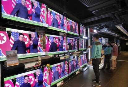 Un hombre ve en una televisión de una tienda de Hong Kong las noticias sobre la cumbre entre Corea del Norte y Estados Unidos celebrada en Singapur. 