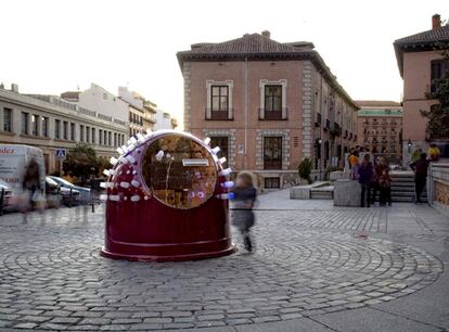 La <i>hucha de los deseos, </i>obra de Susanne Bosch, en la plaza de la Puerta de Moros.