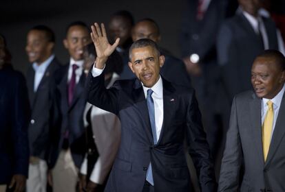 Obama saluda luego de haber sido recibido por el presidente de Kenia Uhuru Kenyatta. Se trata de su primera visita oficial como Presidente de Estados Unidos a Kenia, la tierra natal de su padre.