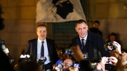 Los l&iacute;deres de la lista P&egrave; a Corsica, Gilles Simeoni (derecha) y Jean-Guy Talamoni, celebran con sus seguidores la victoria electoral.