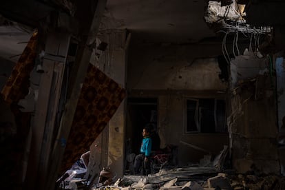 Un niño camina entre los escombros de su casa destruida en un bombardeo israelí en Rafah, el 8 de febrero de 2024. 