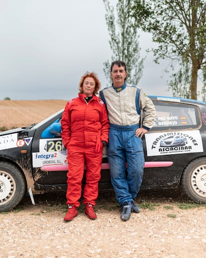 Roberto y María, junto al Renault Clio con el que compitieron en Villahoz.