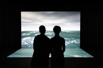 Dos visitantes en la exposición 'Nuestro tiempo en la Tierra', en The Curve, Barbican Centre en Londres (Reino Unido). 