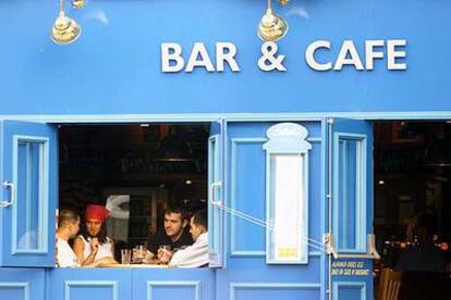 Un grupo bebiendo en un <i>pub</i> del centro de Londres.