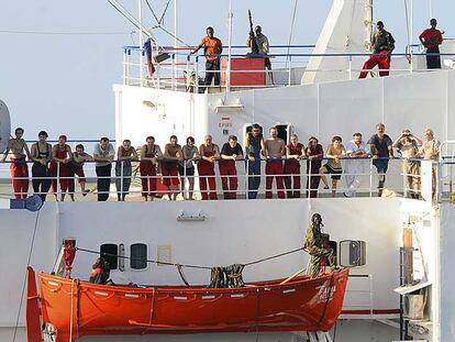 La tripulación del mercante <i>MV Faina</i>, secuestrado por piratas somalíes, espera en la cubierta del buque.