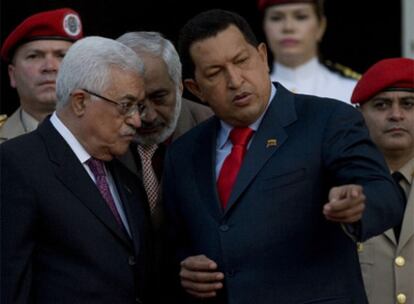 El presidente venezolano, Hugo Chávez, y el líder palestino Mahmud Abbas, juntos en el Palacio de Miraflores de Caracas.