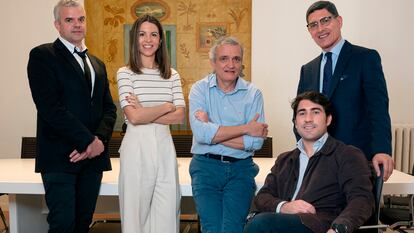 De izquierda a derecha: Álvaro Campillo, Elisa Blázquez, Ignacio Arrieta, Vicente Mera y el emprendedor Eduardo Arríen, socios de Kobho Labs.