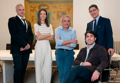 De izquierda a derecha: Álvaro Campillo, Elisa Blázquez, Ignacio Arrieta, Vicente Mera y el emprendedor Eduardo Arríen, socios de Kobho Labs.