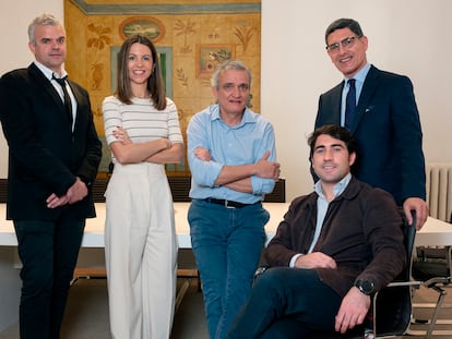 De izquierda a derecha: Álvaro Campillo, Elisa Blázquez, Ignacio Arrieta, Vicente Mera y el emprendedor Eduardo Arríen, socios de Kobho Labs.