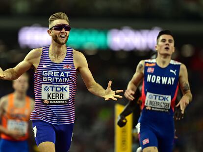 Josh Kerr, a la izquierda, supera a Ingebrigtsen en la línea final de los 1.500m.