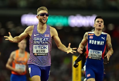 Josh Kerr, a la izquierda, supera a Ingebrigtsen en la línea final de los 1.500m