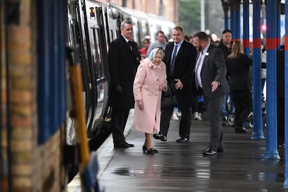 La reina Isabel II, llegando a la estación de trenes Kings Lynn, en Norfolk, en diciembre de 2019.