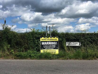Cartel en una carretera de Crossmaglen (Irlanda del norte) advirtiendo que se cortar&iacute;a si hubiera Brexit. 