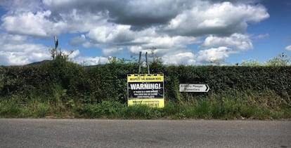 Cartel en una carretera de Crossmaglen (Irlanda del norte) advirtiendo que se cortar&iacute;a si hubiera Brexit. 