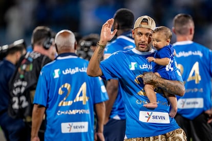 Neymar junto con su hija Mavie, el 11 de mayo de 2024, en el Estadio Príncipe Faisal bin Fahd en Riyadh (Arabía Saudí).