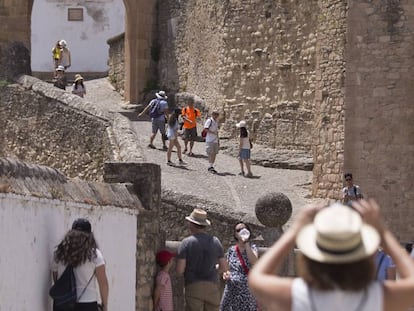 Un grupo de turistas pasean por las calles de Ronda.
