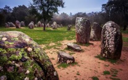 Menhires en la zona de Cromeleque de Almendres, cerca de Évora.