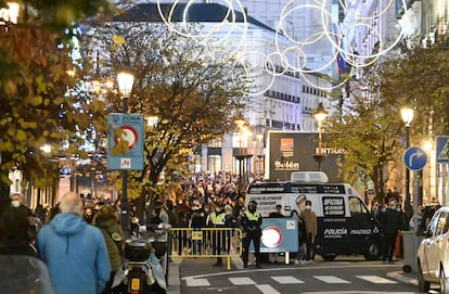 Vista del acesso a la madrileña Puerta del Sol, con la Policía Municipal controlando la afluencia de público.