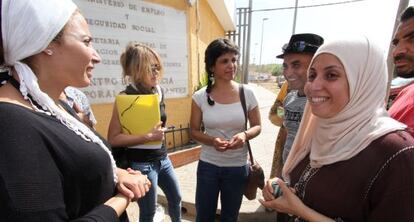 Teresa Rodriguez, líder de Podemos de Andalucía, durante su visita al CETI de Melilla.