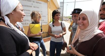 Teresa Rodriguez, l&iacute;der de Podemos de Andaluc&iacute;a, durante su visita al CETI de Melilla.