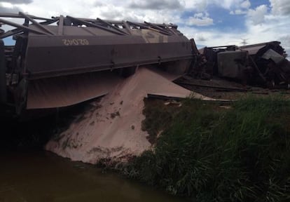 Una imagen del convoy volcado sobre el r&iacute;o.