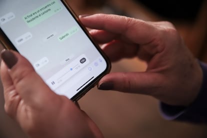 Una mujer modifica la velocidad de reproducción de un audio de WhatsApp.