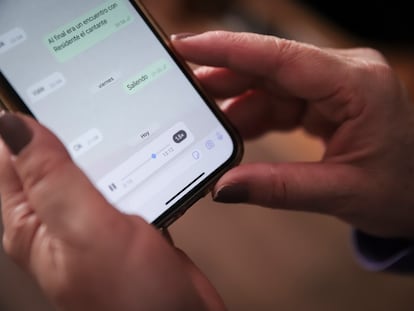 Una mujer modifica la velocidad de reproducción de un audio de WhatsApp.