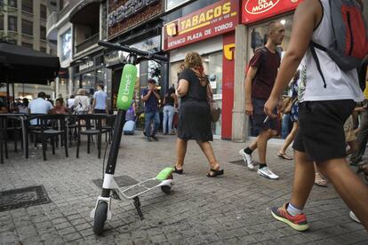 Uno de los patinetes de Lime en una calle de Valencia.