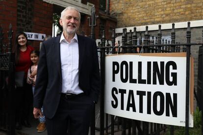 El líder del Partido Laborista de la oposición, Jeremy Corbyn, llega al centro de votación para participar en las elecciones al Parlamento Europeo este jueves, en Londres (Reino Unido). En Reino Unido, donde hasta hace poco nadie imaginaba participar en unas elecciones al Parlamento Europeo casi tres años después de decidir abandonar el bloque por referéndum, los colegios electorales abrieron a las seis de la mañana.