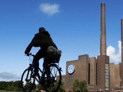 Un ciclista junto a la planta de Volkswagen en Wolfsburgo, Alemania.