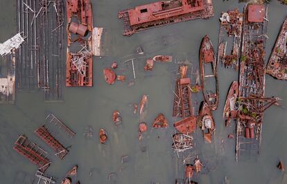 Una imagen tomada por un dron el martes muestra los restos de varias embarcaciones en el conocido como cementerio de barcos de Staten Island, en el canal Arther Kill, en Nueva York.