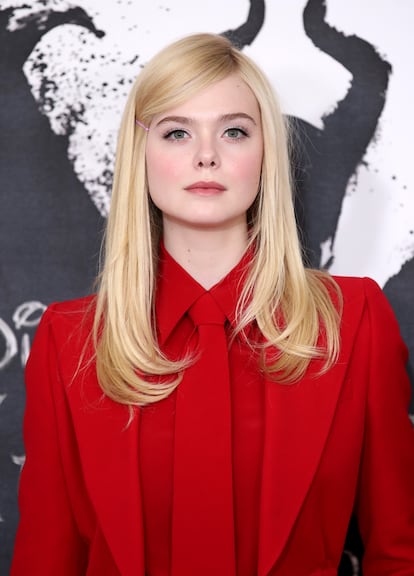 Elle Fanning combinó el traje con el pelo suelto peinado con un toque sixties y con un pequeño detalle que lo hacía todavía más especial: una discreta horquilla que sujetaba los mechones que componen la raya al lado.