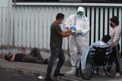 El personal médico atiende a un paciente supuestamente infectado con el nuevo coronavirus en el hospital San Juan de Dios en la ciudad de Guatemala.