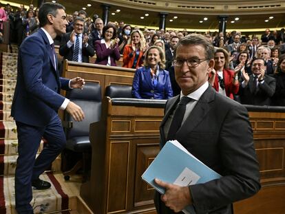 El presidente del Gobierno, Pedro Sánchez, y el líder del Partido Popular, Alberto Núñez Feijoo, en el Congreso de los Diputados, tras la investidura de Sánchez, en Madrid, el pasado 16 de noviembre.