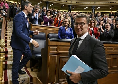 El líder del PP, Alberto Núñez Feijóo, pasa junto a Pedro Sánchez este jueves en la segunda sesión de la investidura del secretario general del PSOE como presidente del Gobierno.
