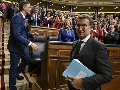 El líder del PP, Alberto Núñez Feijóo, pasa junto a Pedro Sánchez este jueves en la segunda sesión de la investidura del secretario general del PSOE como presidente del Gobierno.