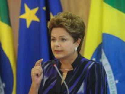 La presidenta de Brasil Dilma Rousseff (c), ofrece declaraciones a la prensa junto a los presidentes de la Comisión Europea, José Manuel Durao Barroso, y del Consejo Europeo, Herman Van Rompuy, en el Palacio de Planalto en Brasilia, durante la Sexta Cumbre Unión Europea-Brasil. Brasil y la UE.