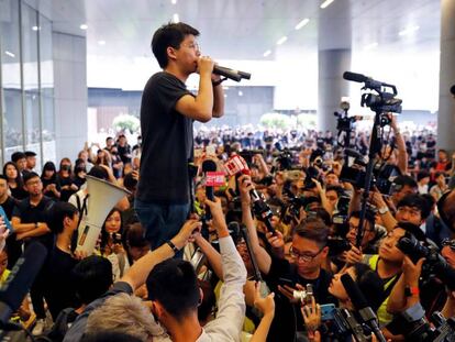 El líder estudiantil Joshua Wong habla a los medios tras ser puesto en libertad, este lunes en Hong Kong.
