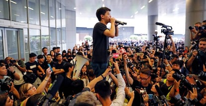 El líder estudiantil Joshua Wong habla a los medios tras ser puesto en libertad, este lunes en Hong Kong.