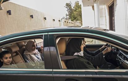 Razaz Reda y sus hijas Zahar, de 7 años, y Razan, de 18, con la abuela, Wafaa, al volante.
