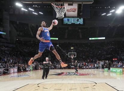 James White, de los New York Knicks, durante el concurso de mates.