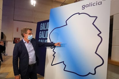 El presidente de la Xunta, Alberto Núñez Feijóo, junto a un mapa de Galicia tras conocer buenos resultados obtenidos por su formación en las elecciones gallegas .