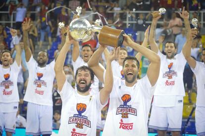 Llull y Felipe Reyes levantan el trofeo de campeones de Liga.