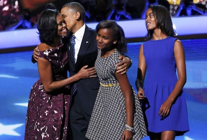 Michelle Obama y sus hijas, Malia y Sasha, sorprenden al presidente estadounidense al término de su discurso.